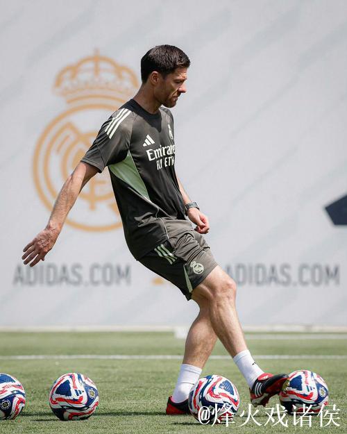 伤病频繁侵袭后防,阿隆索面临挑战,免签球员寄予厚望。 伤病频繁侵袭后防,阿隆索面临挑战,免签球员寄予厚望。